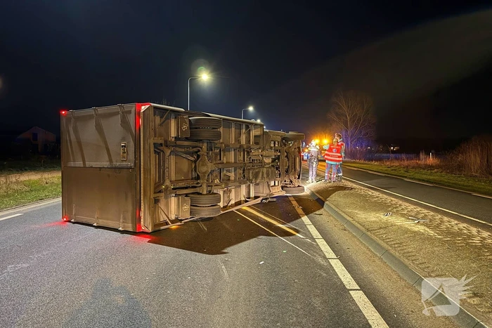 Bakwagen kantelt na verlaten rotonde