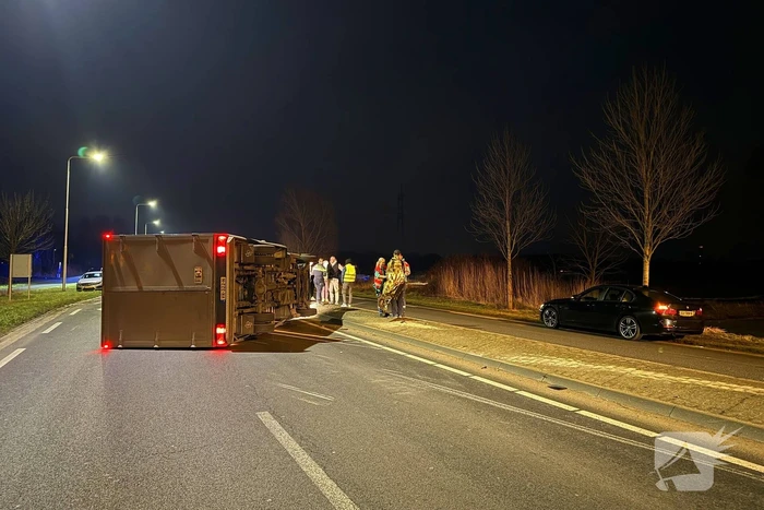 Bakwagen kantelt na verlaten rotonde