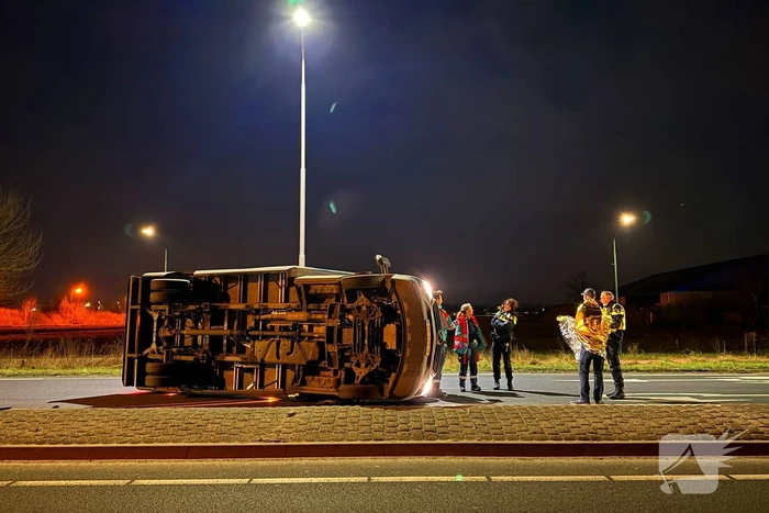 Bakwagen kantelt na verlaten rotonde