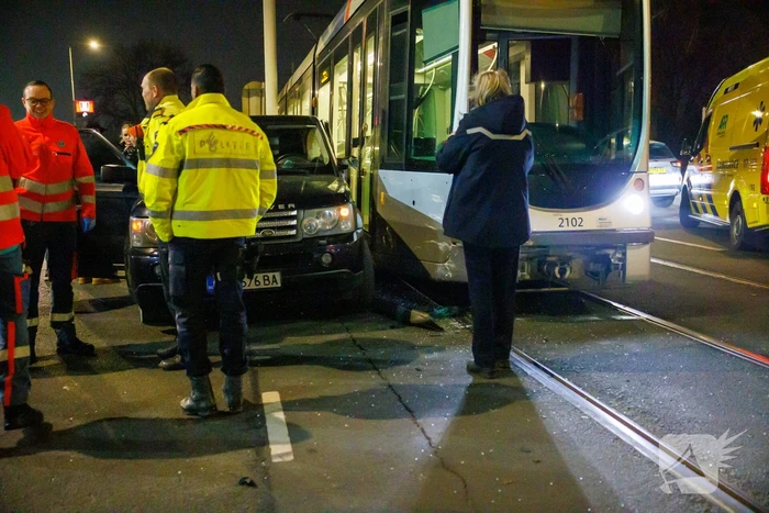 Forse schade na botsing tussen tram en auto