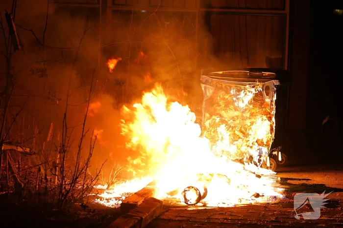 Veel vlammen bij brand in twee container