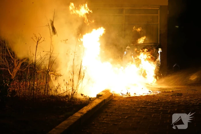 Veel vlammen bij brand in twee container