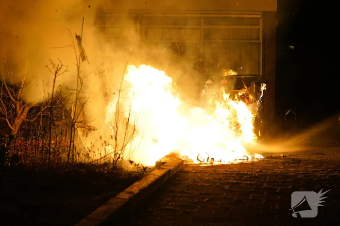 Veel vlammen bij brand in twee container