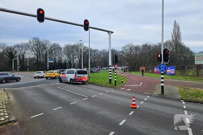 Auto belandt op kop naast rotonde