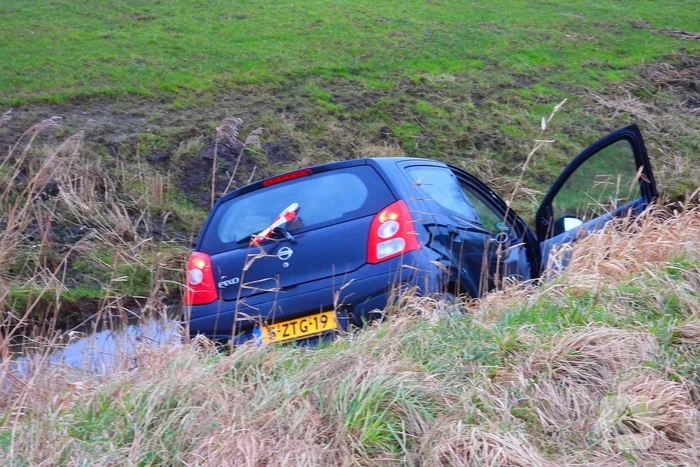 Auto raakt van weg en belandt in sloot