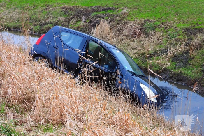 Auto raakt van weg en belandt in sloot