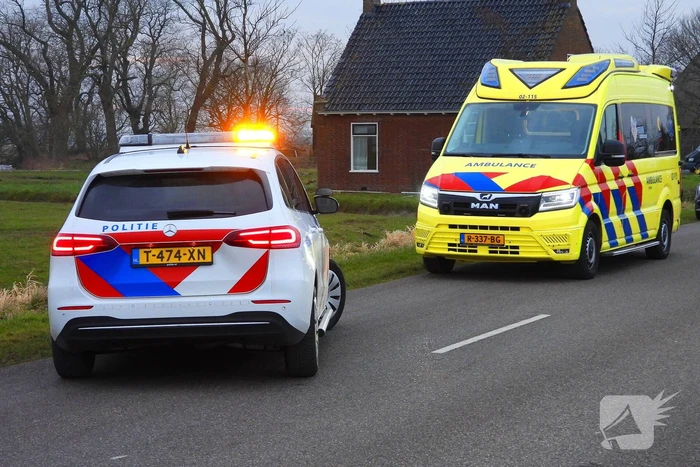 Auto raakt van weg en belandt in sloot