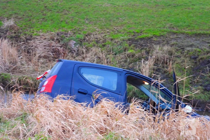 Auto raakt van weg en belandt in sloot