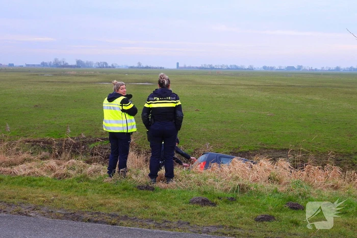 Auto raakt van weg en belandt in sloot