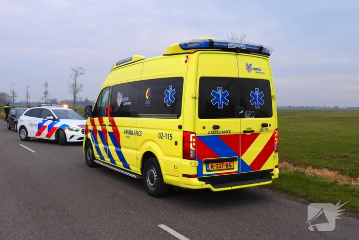 Auto raakt van weg en belandt in sloot