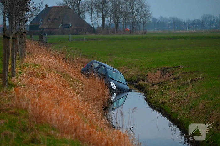 Auto raakt van weg en belandt in sloot