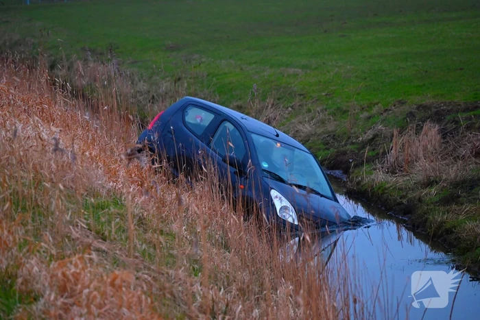 Auto raakt van weg en belandt in sloot