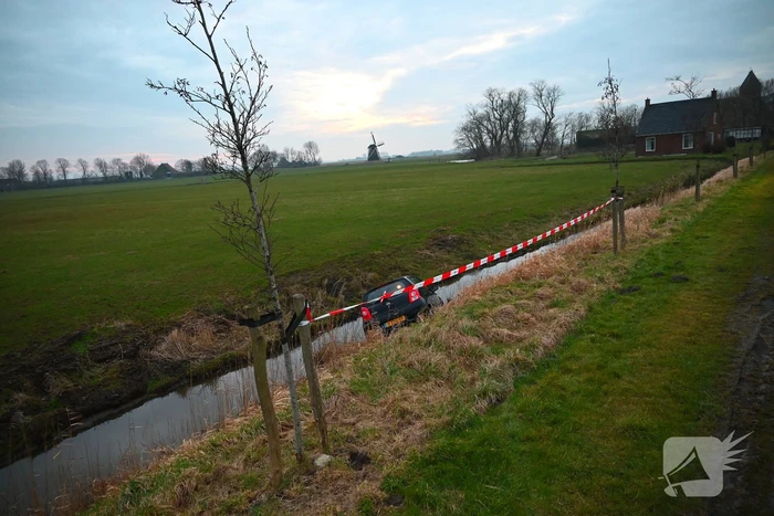 Auto raakt van weg en belandt in sloot