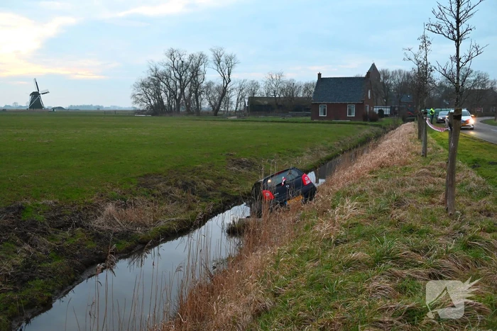 Auto raakt van weg en belandt in sloot