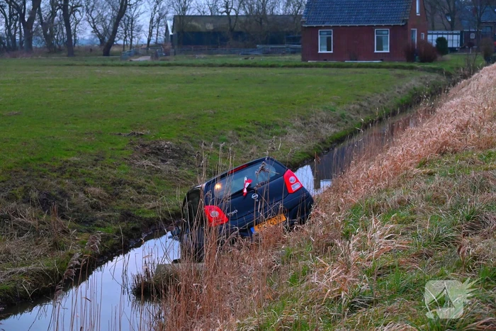 Auto raakt van weg en belandt in sloot