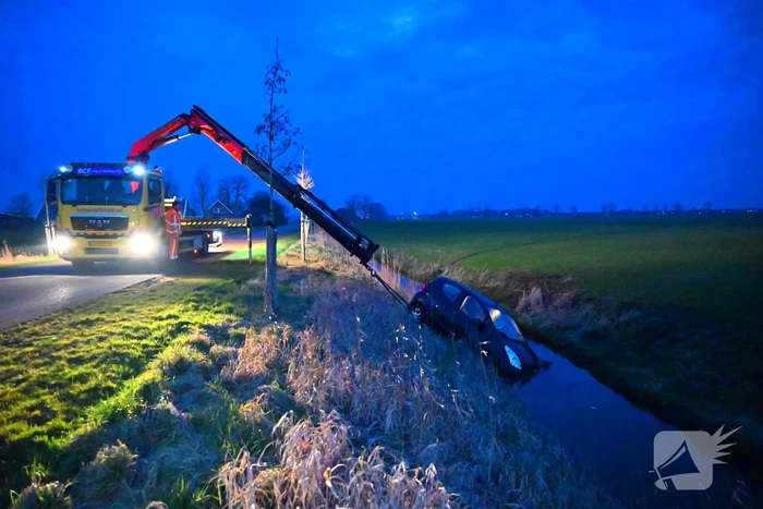 Auto raakt van weg en belandt in sloot