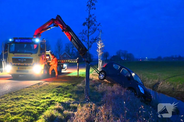 Auto raakt van weg en belandt in sloot
