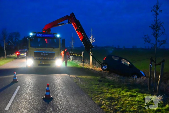 Auto raakt van weg en belandt in sloot