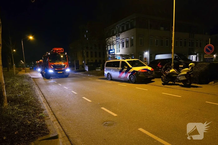 Brandweer zaagt deur van woning open