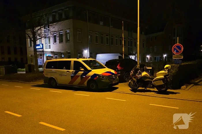 Brandweer zaagt deur van woning open