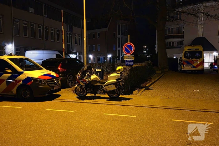 Brandweer zaagt deur van woning open