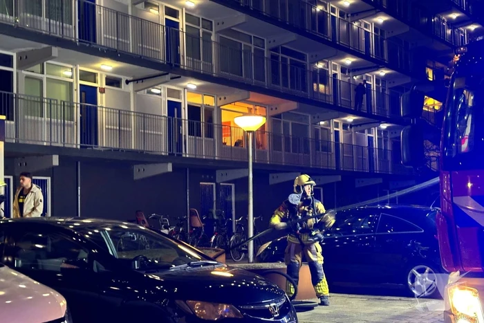 Brand in flatwoning snel onder controle