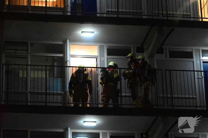 Brand in flatwoning snel onder controle