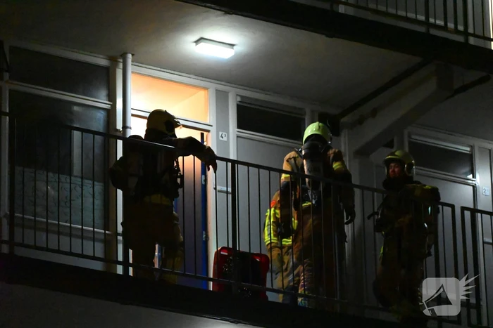 Brand in flatwoning snel onder controle