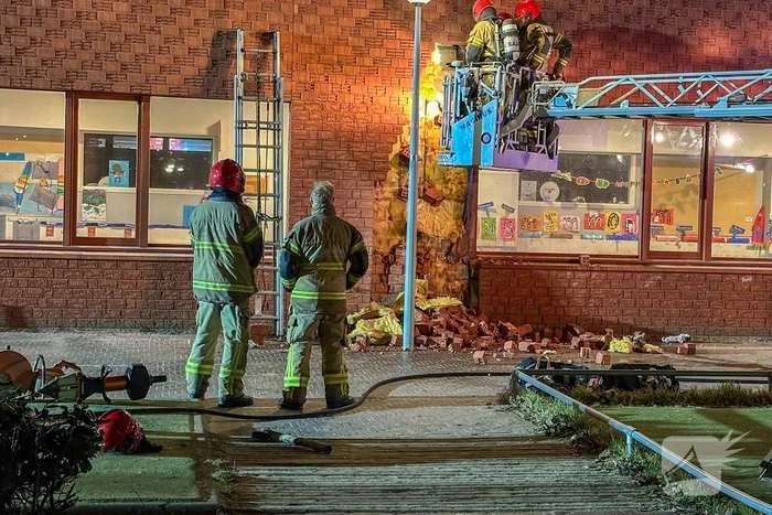 Brandweer sloopt muur van school om brand te doven