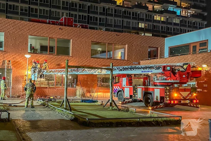 Brandweer sloopt muur van school om brand te doven