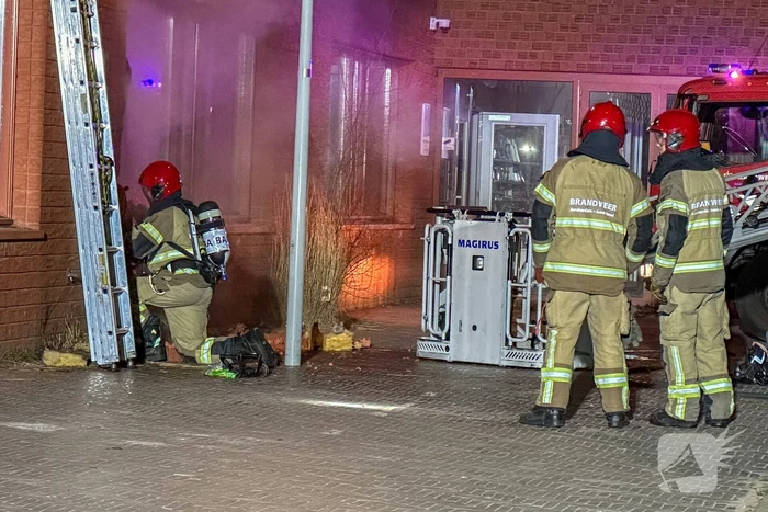 Brandweer sloopt muur van school om brand te doven