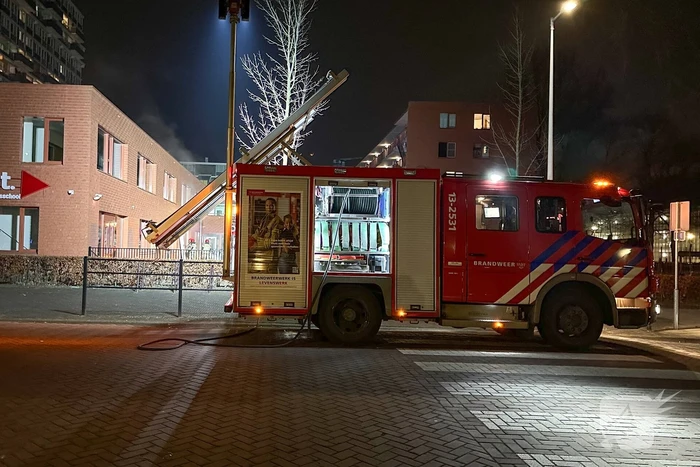 Brandweer sloopt muur van school om brand te doven