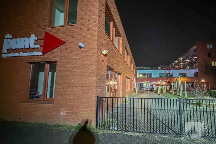 Brandweer sloopt muur van school om brand te doven