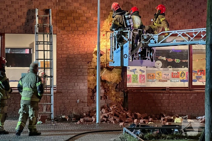 Brandweer sloopt muur van school om brand te doven