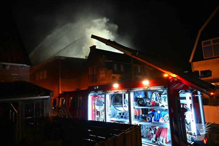 Grote uitslaande brand in gebouw