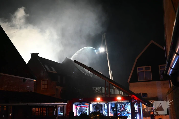 Grote uitslaande brand in gebouw
