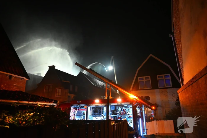 Grote uitslaande brand in gebouw