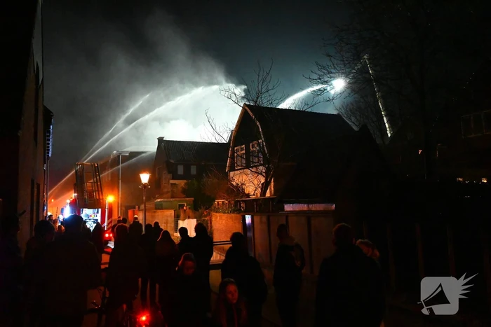 Grote uitslaande brand in gebouw