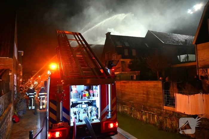 Grote uitslaande brand in gebouw