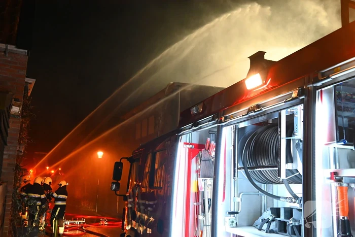 Grote uitslaande brand in gebouw