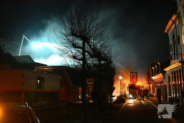 Grote uitslaande brand in gebouw