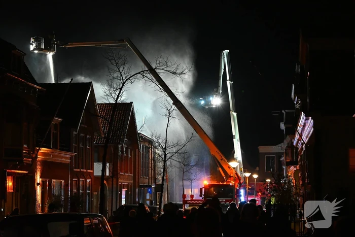 Grote uitslaande brand in gebouw