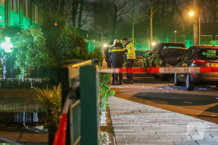 Explosief gaat af bij voordeur, politie start onderzoek