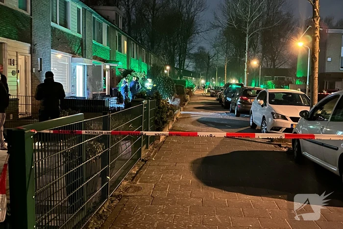 Explosief gaat af bij voordeur, politie start onderzoek