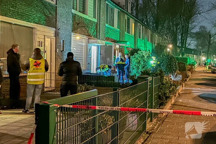 Explosief gaat af bij voordeur, politie start onderzoek