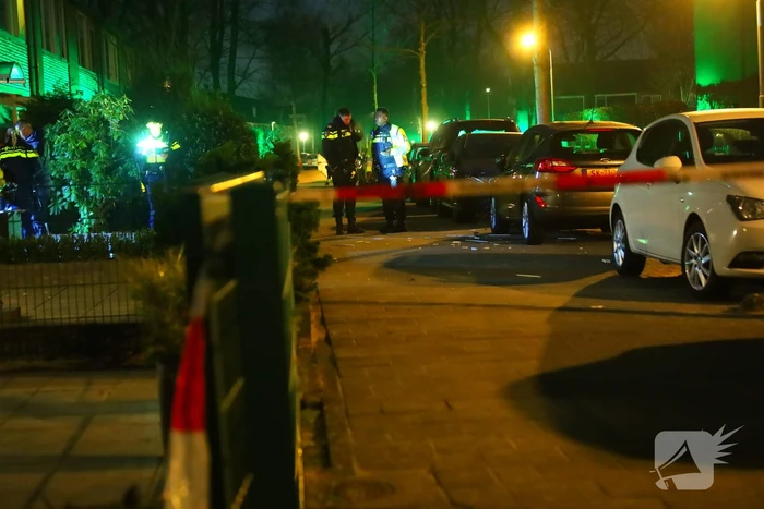 Explosief gaat af bij voordeur, politie start onderzoek