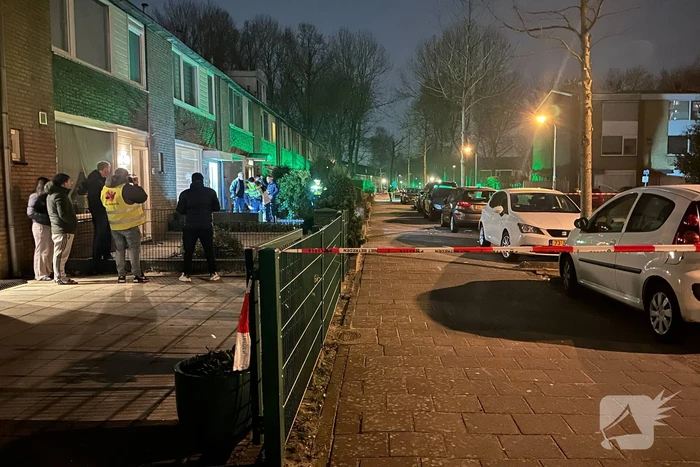 Explosief gaat af bij voordeur, politie start onderzoek