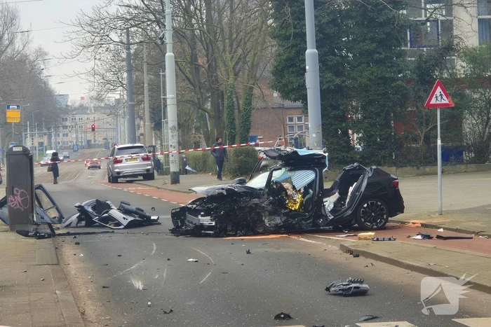 Voertuig crasht na achtervolging, politie zoekt voortvluchtige