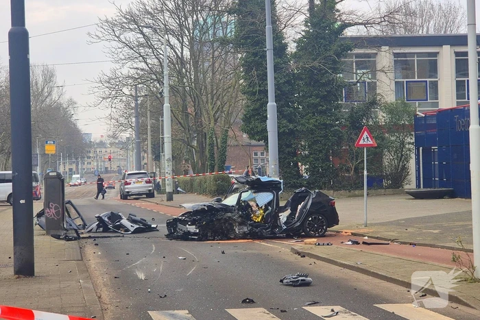 Voertuig crasht na achtervolging, politie zoekt voortvluchtige