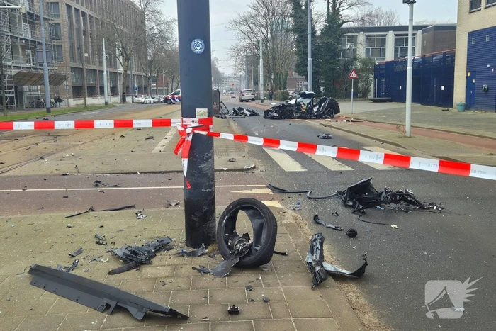 Voertuig crasht na achtervolging, politie zoekt voortvluchtige